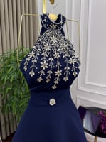 فستان ميدي كحلي بتصميم هالتر وتطريز يدوي فاخر