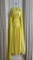 فستان سهرة أصفر "كيب" بتصميم درابيه راقي