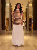 فستان سهرة فاخر بدمج أنيق بين الذهبي والأبيض