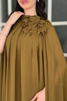 فستان جورجيت ملكي بتصميم كيب وتفاصيل الورد الناعمة...