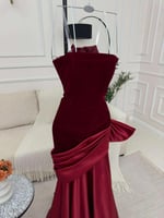 تصميم راقٍ يجمع بين المخمل العودي والتفته الاحمر ل...