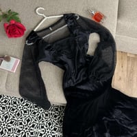 فستان أسود فاخر مخمل بأكمام شبكية براقة