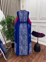 جلابية زرقاء أنيقة بتطريز فاخر لسهرات رمضان 2025