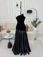 إطلالة ساحرة بفستان أسود طويل بلمسة مخملية أنيقة