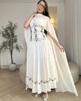 فستان سهرة أبيض ملكي بتطريز الورد اليدوي مع كيب نا...