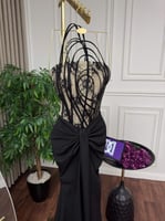 فستان سهرة أسود باربي ودانتيل شفاف لإطلالة جريئة