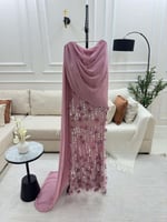 فستان سهرة لحمي ضيق بتطريز بارز وشال أنيق