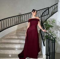 فستان سهرة فخم باللون الخمري مع ذيل ملكي