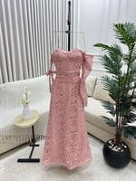 إطلالة ساحرة بفستان منفوش من الدانتيل