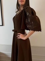 فستان "باربي" كلاسيك باللون البني المحروق