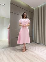 فستان "ليزر ورد" الوردي بلمسات اللؤلؤ والبليسيه