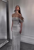 فستان ملكي أبيض فضي مطرز بأكمام متدلية وتصميم فاخر