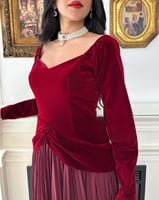 فستان خمري فاخر بتصميم مخمل وشيفون لإطلالة ملكية