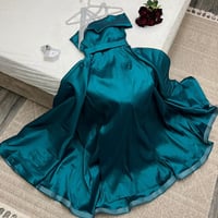 تميزي بإطلالة فخمة مع فستان تركوازي مطرز بالكريستا...