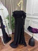 فستان شيفون اسود وعودي بأكمام دانتيل وفتحة ساق