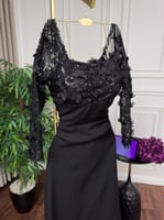 فستان سهرة طويل أسود كلاسيكي بلمسة عصرية مع قصة تو...