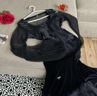 فستان أسود فاخر مخمل بأكمام شبكية براقة