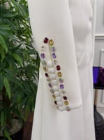 فستان عيد أبيض ساتر بتطريز فصوص ملونة