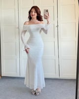 فستان دانتيل أبيض واسود وعنابي طويل بقصة ضيقة