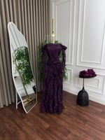 فستان سهرة دانتيل "موف ملكي" بتصميم كورسيه وزمزمة...