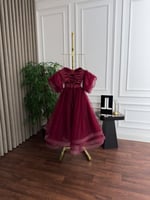 فستان سهرة قصير "تُل تايواني" مع تفتا بخصر محدد وأ...