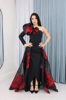 فستان سهرة فخم خامه كريب كم واحد مزين ورده على ذيل...