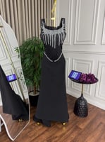 فستان سهرة أسود بتصميم كورسيه فخم وتطريز كريستالي