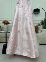 لمسة من الرقي في كل خطوة مع فستان سهره زهري طويل م...