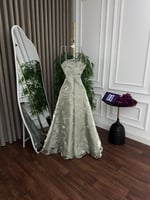 فستان "جازار ليزر" بلمسات التطريز الفاخرة