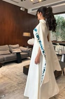 فستان طويل بتطريز يدوي وكاب أنيق