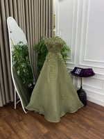 فستان سهره زيتي ملكي بتطريز فاخر وخامة جازار أصلية