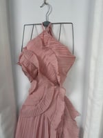 فستان "ليلكي مودرن" بكسرات البليسيه وتفاصيل الكشكش...