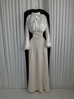 فستان "إشراقة اللؤلؤ" أبيض كلاسيك بأكمام كرنكل