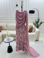 فستان سهرة لحمي ضيق بتطريز بارز وشال أنيق