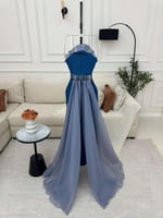 فستان طويل بترولي مع تفاصيل خرز وذيل جازار لطلّة م...