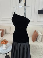 إطلالة ساحرة بفستان أسود طويل بلمسة مخملية أنيقة