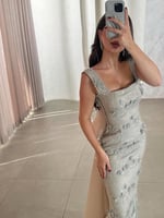 فستان سهرة فاخر بكلفة ورد بارز مع ذيل جازار