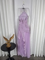 فستان "ليلكي مودرن" بكسرات البليسيه وتفاصيل الكشكش...