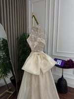 فستان سهرة ملكي بتطريز خرز فاخر وأكمام جازار منسدل...