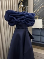 فستان سهرة طويل باللون الكحلي الغامق من خامة الميك...