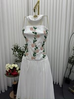 فستان سهرة أبيض ملكي بتطريز الورد اليدوي مع كيب نا...