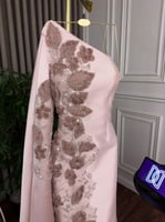 فستان سهرة وردي بقصة ملكية وذيل طويل على الكتف