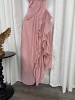 فستان "ليلكي مودرن" بكسرات البليسيه وتفاصيل الكشكش...