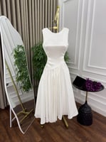 فستان أبيض أنيق بتصميم دبل كلوش