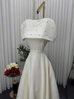 فستان "رقة اللؤلؤ" - كلوش أنيق مع كيب مطرز (للسن ا...