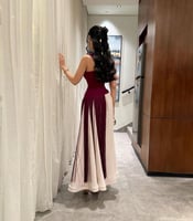 فستان "باربي" بكتف واحد وتفاصيل الهدب الراقية