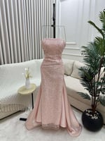 فستان نارين بيوتي فخم بلون وردي فاتح مع ذيل
