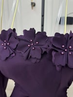 فستان سهرة ملكي أرجواني طويل بأكتاف مكشوفة