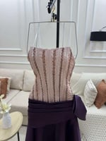 تألقي بفستان مطرز فاخر يجمع بين اللونين الوردي وال...