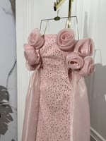 تألقي بفستان سهرة لحمي طويل بتفاصيل ترتر لامع ولؤل...